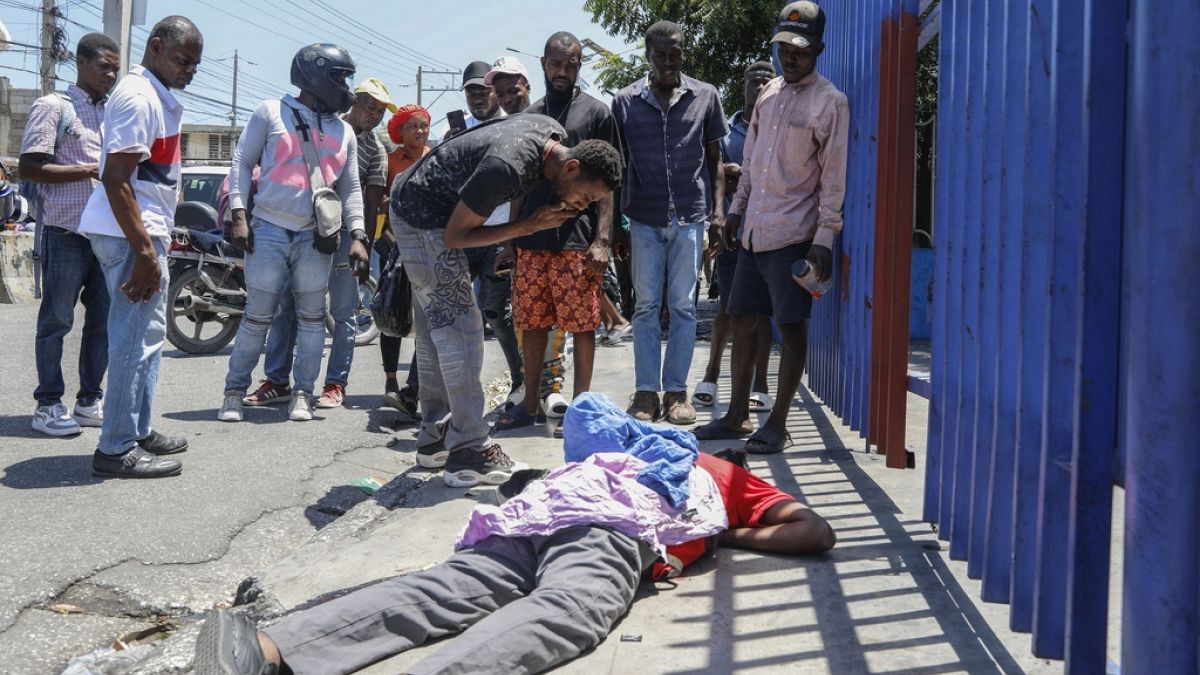 Gang and police gunbattles paralyse area near Haiti's National Palace 