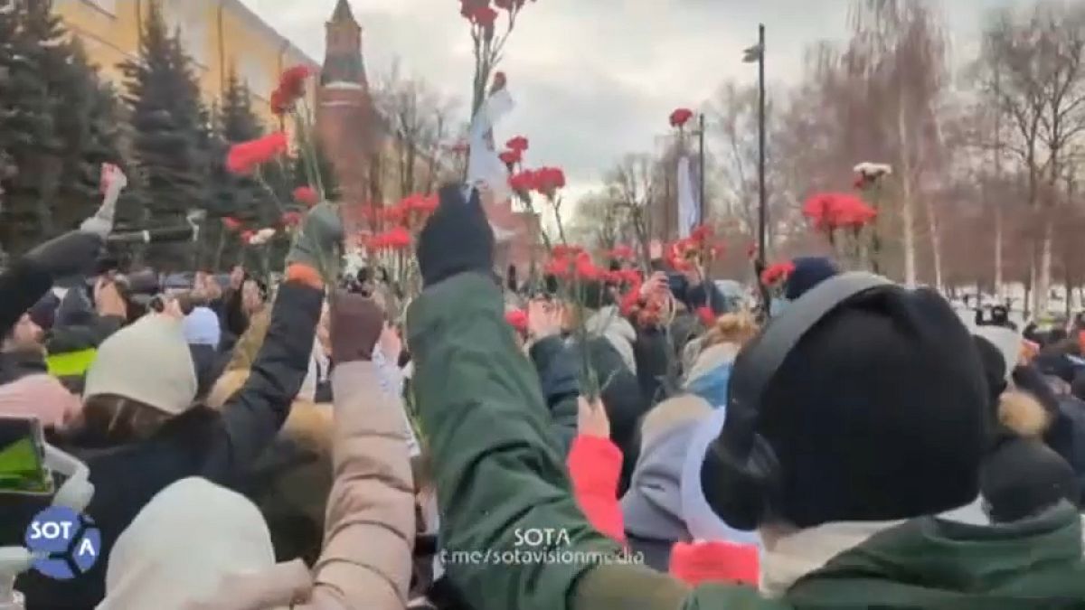 Жены мобилизованных провели акцию протеста у стен Кремля