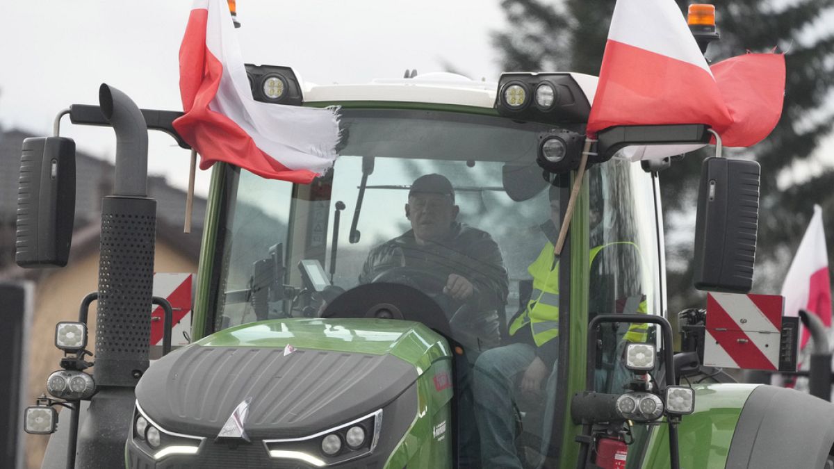 Polish farmers block major highway in protest against EU regulations