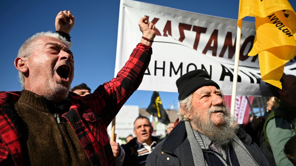Яблоки и каштаны на землю! Греческие фермеры присоединились к акциям протеста