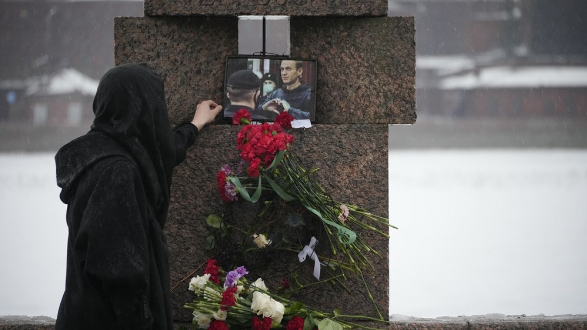 Аресты за цветы для Навального  