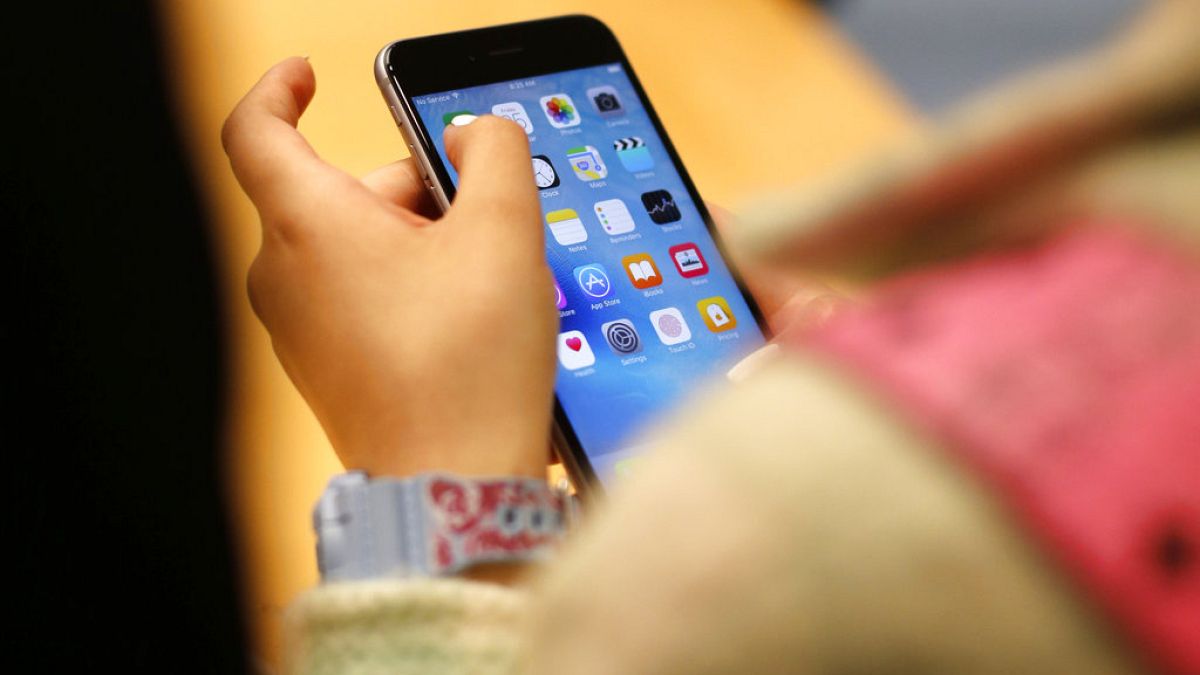 Smartphones to be banned in Italian classrooms 
