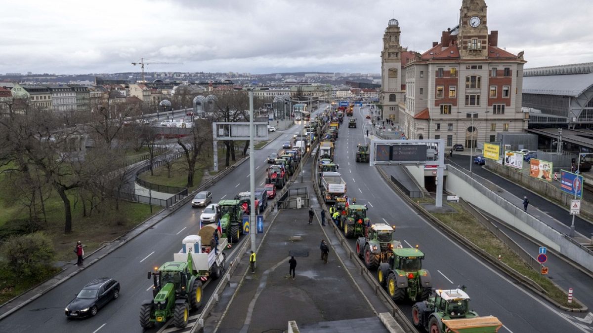 Hundreds of tractors roll into Prague as farmers protest against EU policy 