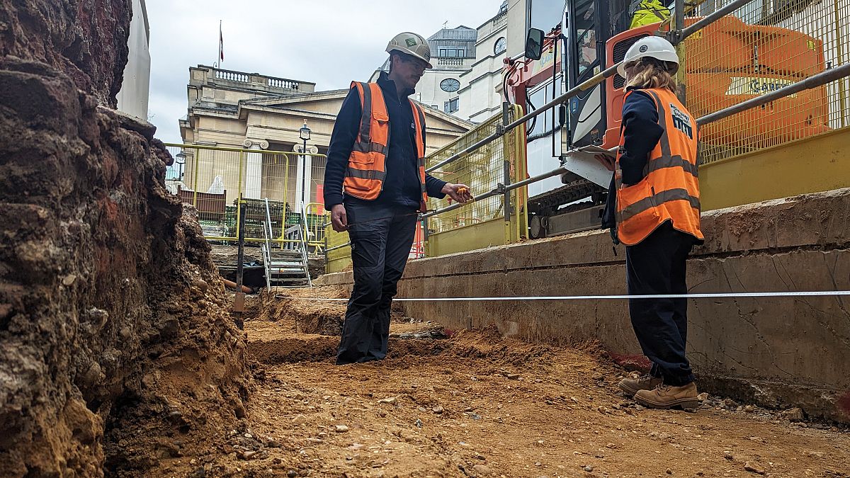 Archaeologists uncover ruins of Saxon town under London&rsquo;s National Gallery 