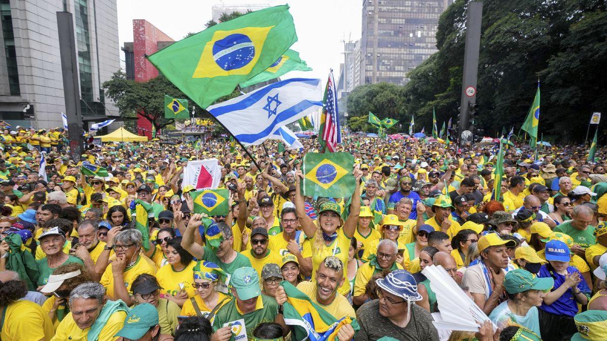 185,000 Bolsonaro supporters stage rally to defend him amid coup investigations