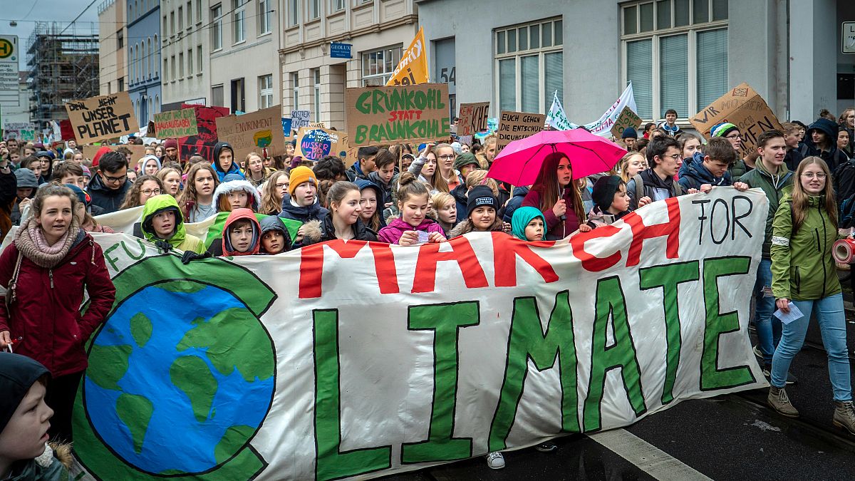 German bus and train drivers are striking with Fridays for Future. What do they have in common?