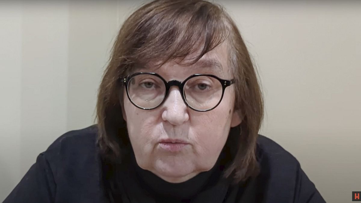 Mother of late Kremlin critic Alexei Navalny shown son's body