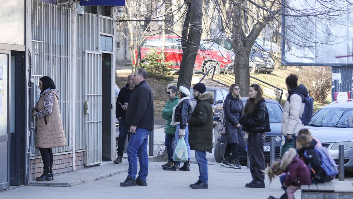  Этнические сербы на севере Косова обеспокоены отменой динара  