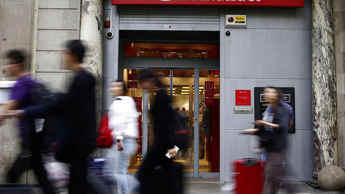 Santander sets sights on investors with dividend hike and share buyback scheme 