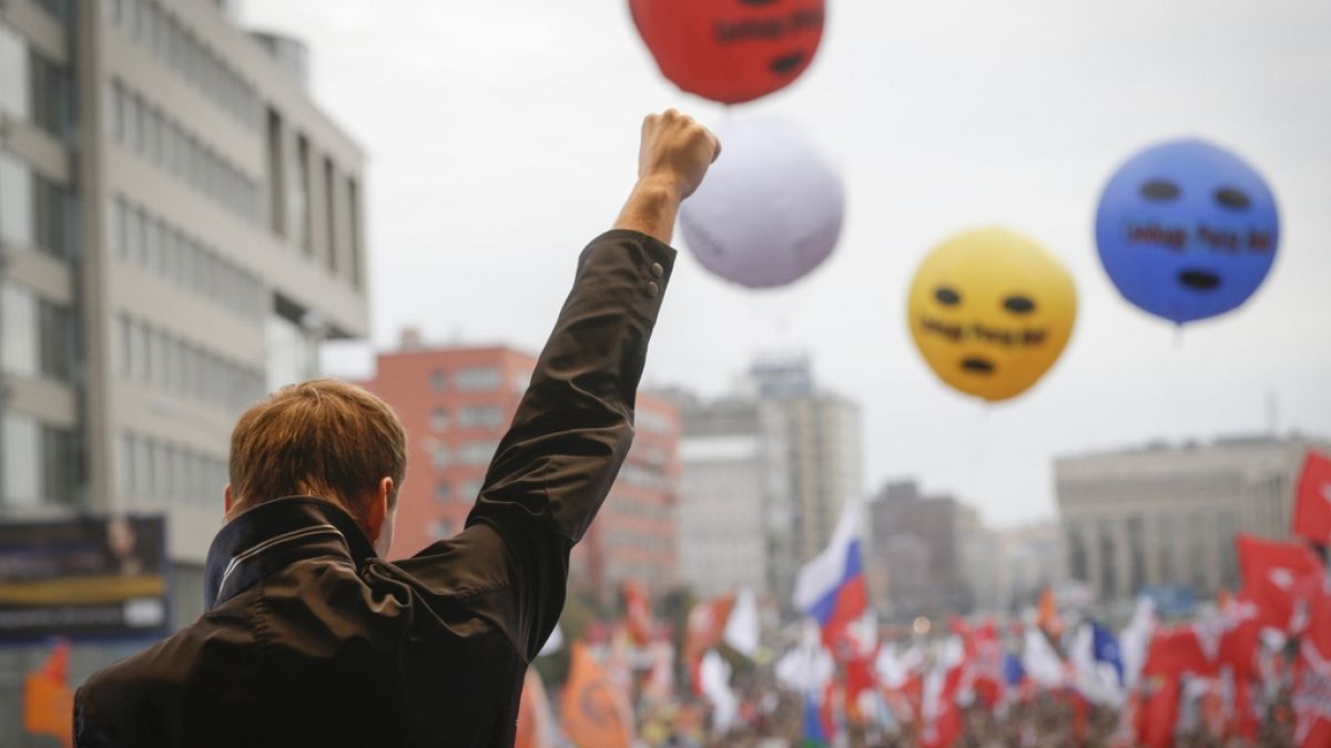 Кем был Алексей Навальный? И как он стал самым яростным противником Путина? 