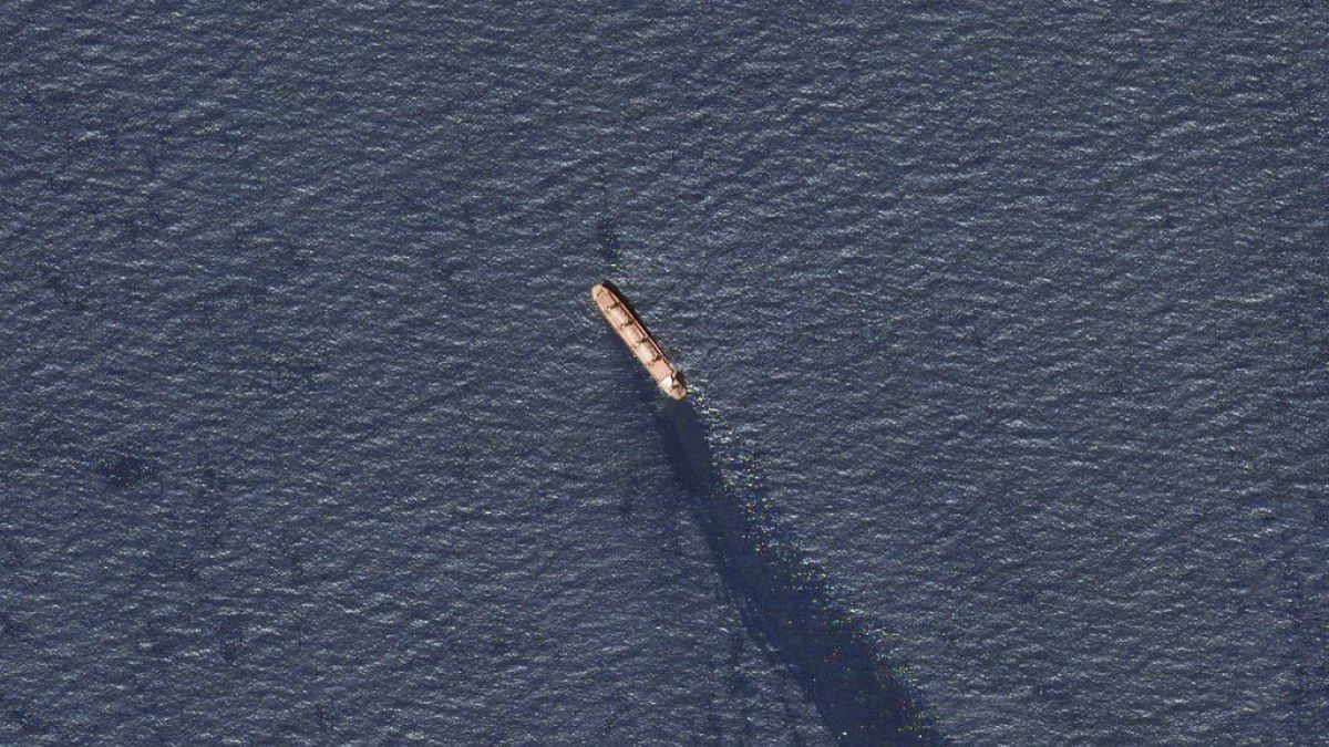 Британское судно тонет в Красном море после попадания хуситской ракеты