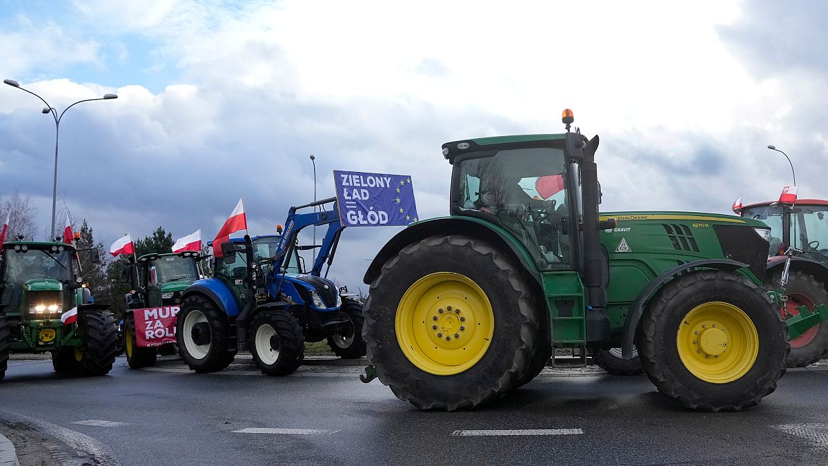 Polish farmers block Ukraine's border as protests intensify against non-EU imports 