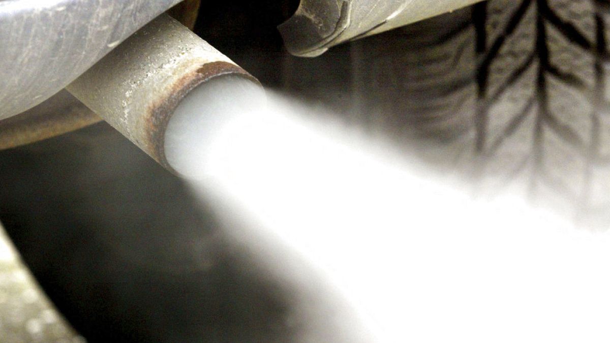 Lawmakers at odds over agreed single transport emission tally 