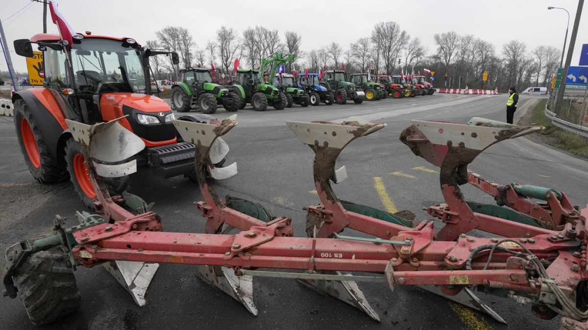 Polish farmers block major motorway near German border 