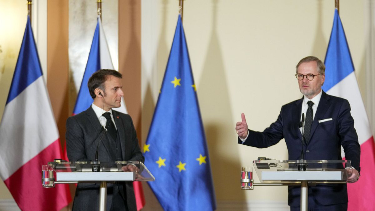 Франция примет участие в закупке 800 тысяч снарядов для Украины - Макрон 