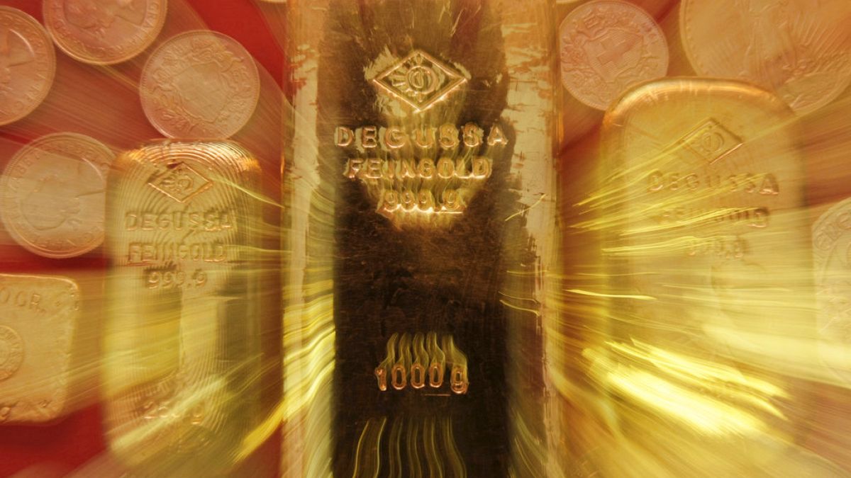 Gold passes &euro;2000 an ounce level: What's the continuing allure? 