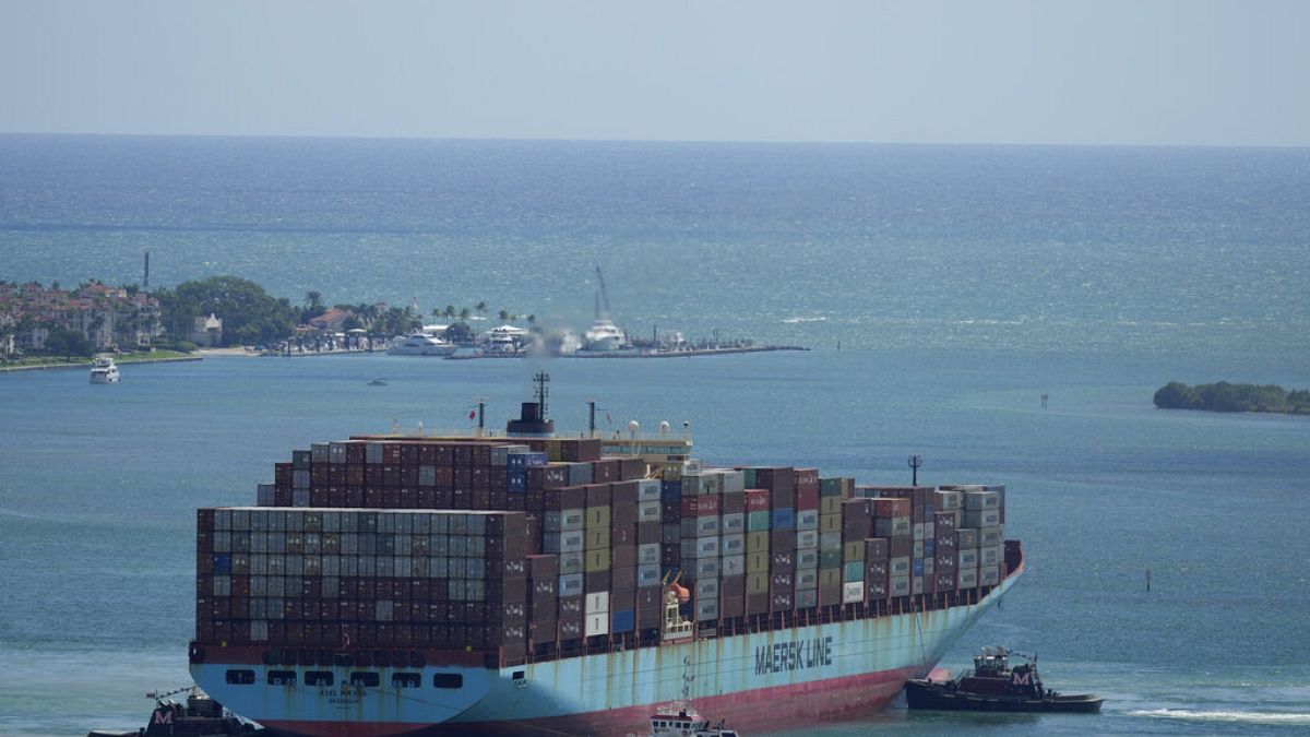 Lawmakers vote to include shipping in plastic pollution rules 