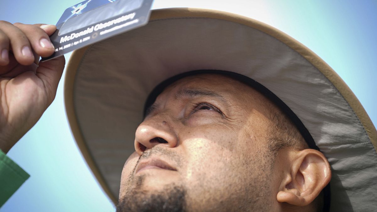 Watch now, total solar eclipse crosses continent