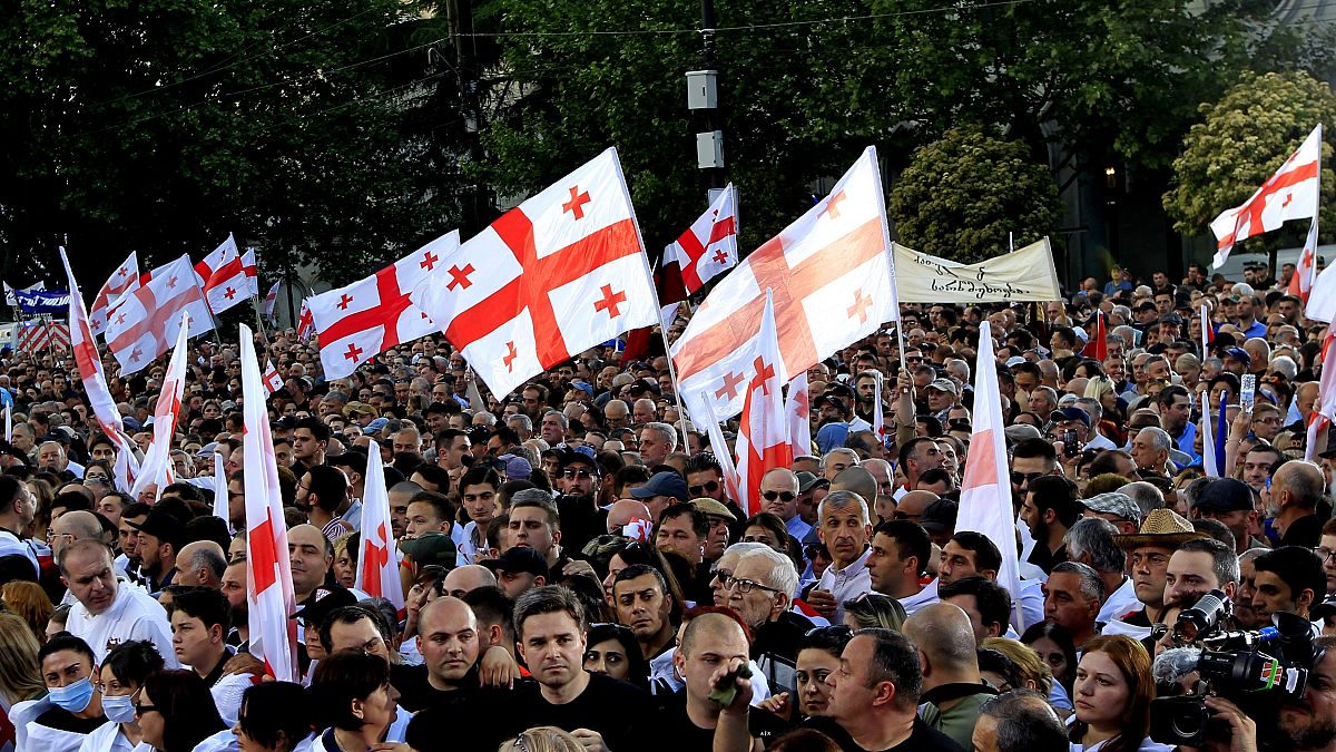 Многотысячный митинг в поддержку властей и "закона об иноагентах"