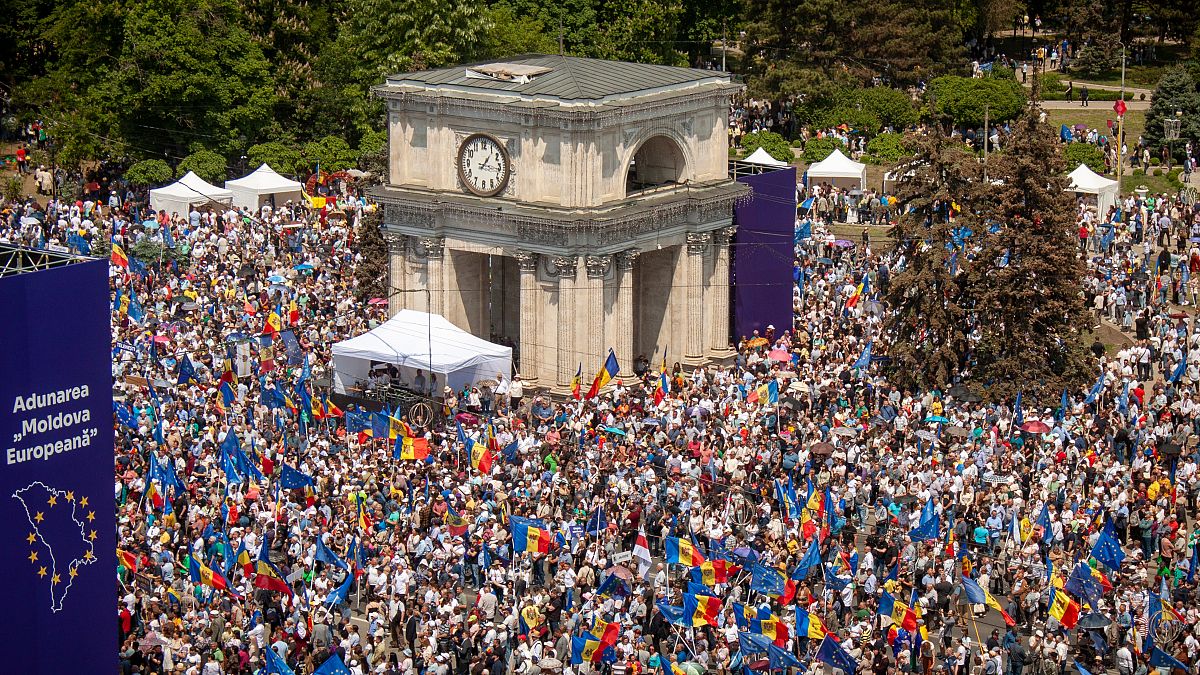 EU candidate Moldova takes action to prevent Russian influence in referendum 