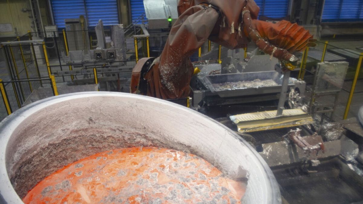 Aluminium prices soar after UK and US ban Russian metals trade