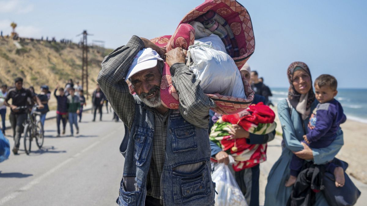 Palestinians flee to the north of Gaza amid rumours of open passage 