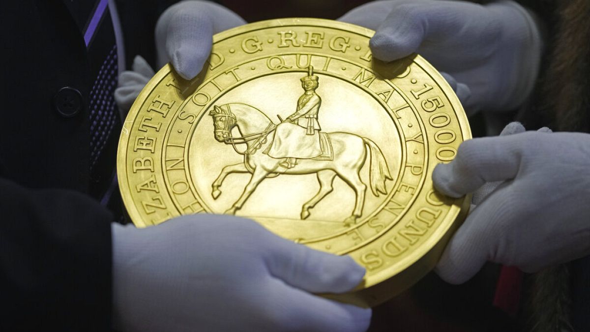 Gold hits record high: Why investors are turning to the precious metal 