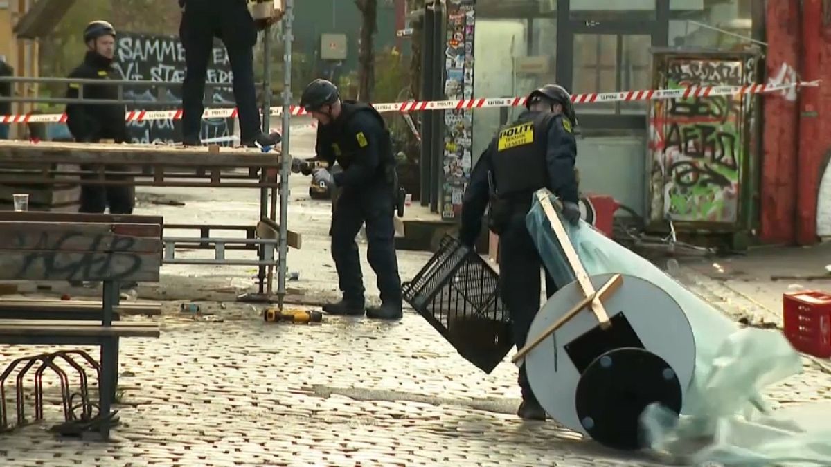 Copenhagen residents dismantle Christiania's drug market 