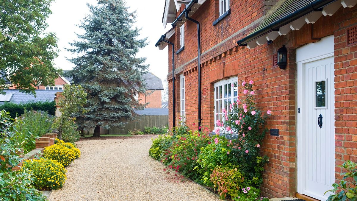 Large properties boost Britain's housing market despite high interest rates 