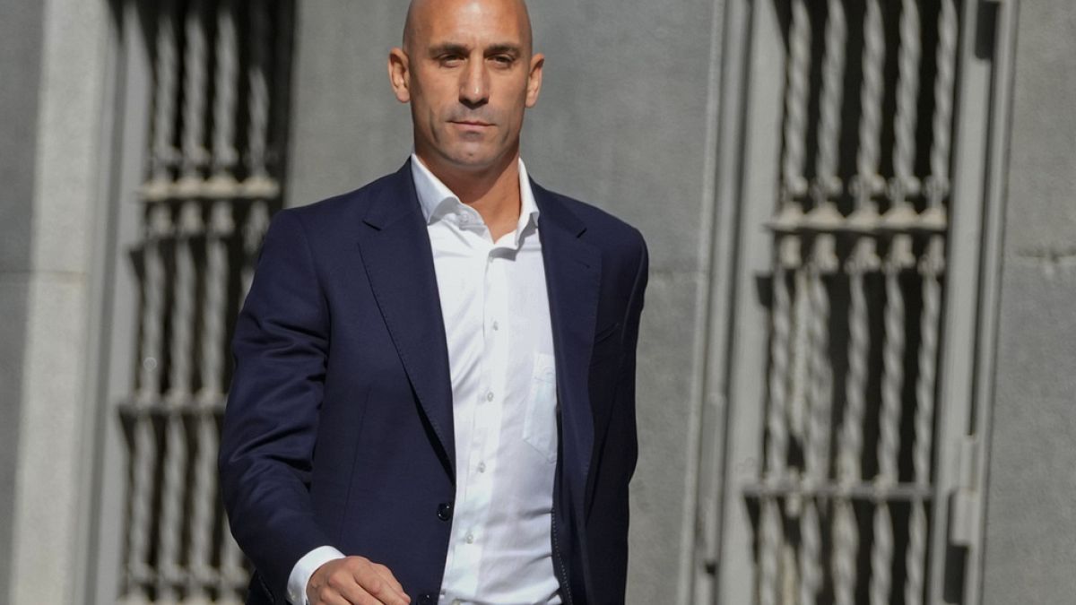 Luis Rubiales detained by UCO at Madrid airport 