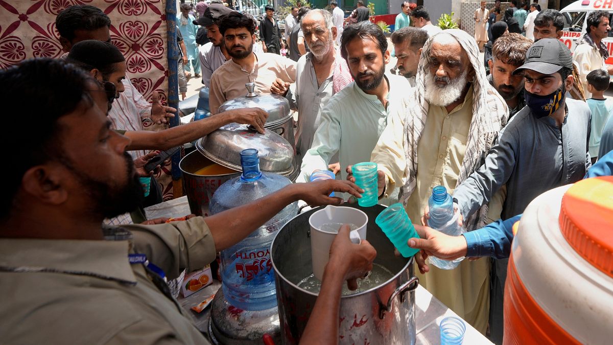 Pakistan heatwave: Hundreds treated for heatstroke as temperatures soar to over 50C 