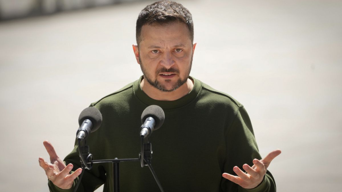 Zelenskyy visits frontline amidst ongoing Russian offensive 