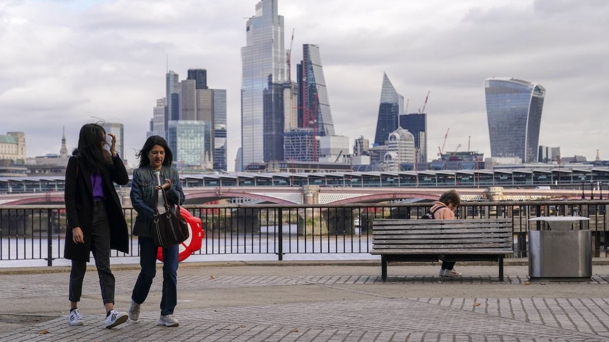 UK wage rates still strong despite slowing jobs market 