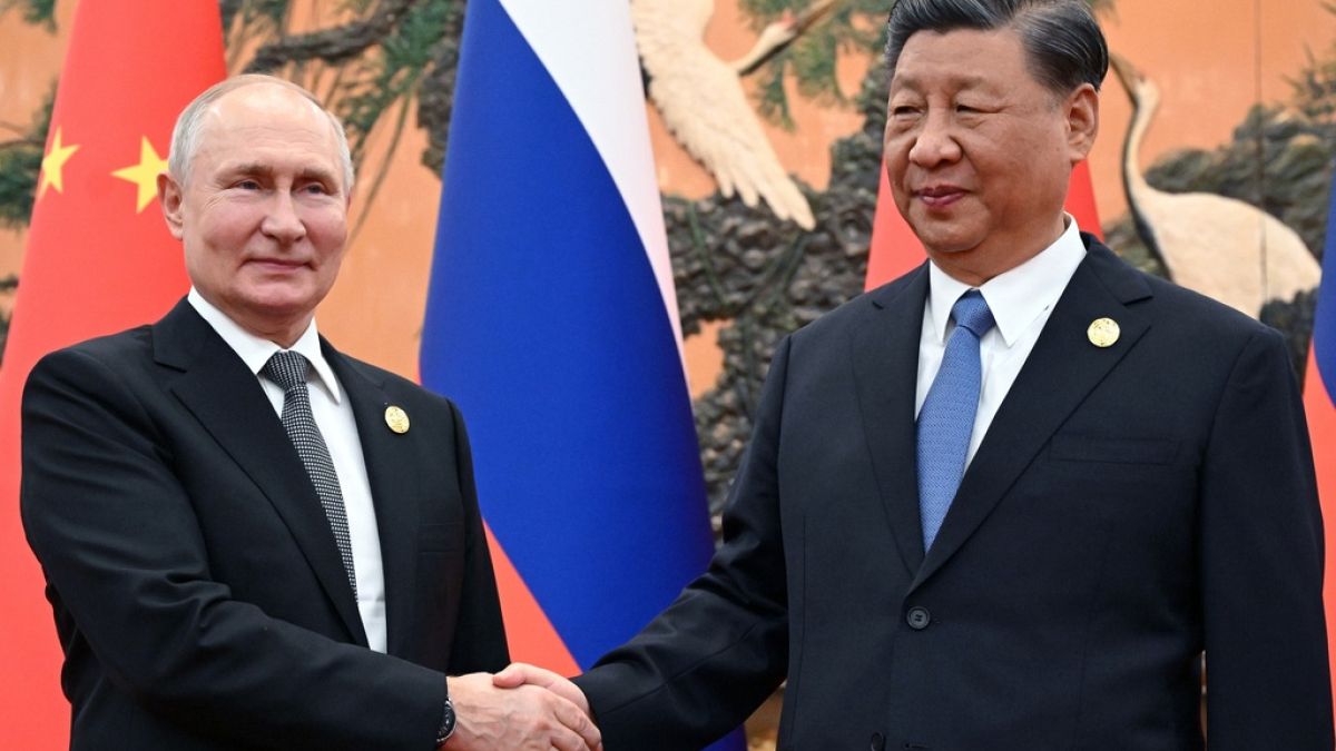 Владимира Путина приветствуют в Пекине 