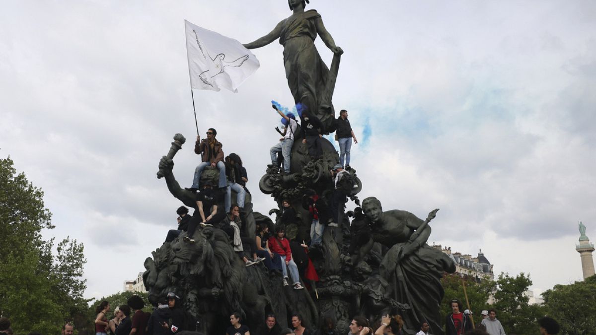 Предвыборная первомайская демонстрация в Париже 