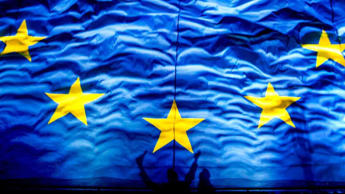 EU celebrates largest-ever enlargement anniversary with colourful display 