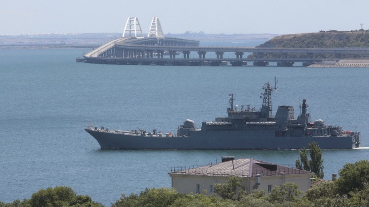Использует ли РФ Крымский мост для перевозки оружия и снабжения армии?  