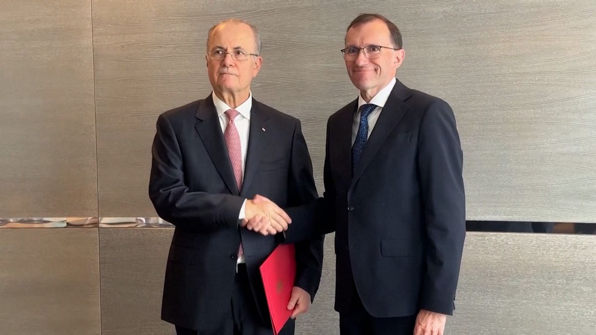 Norway hands over recognition documents to Palestinian prime minister in Brussels 