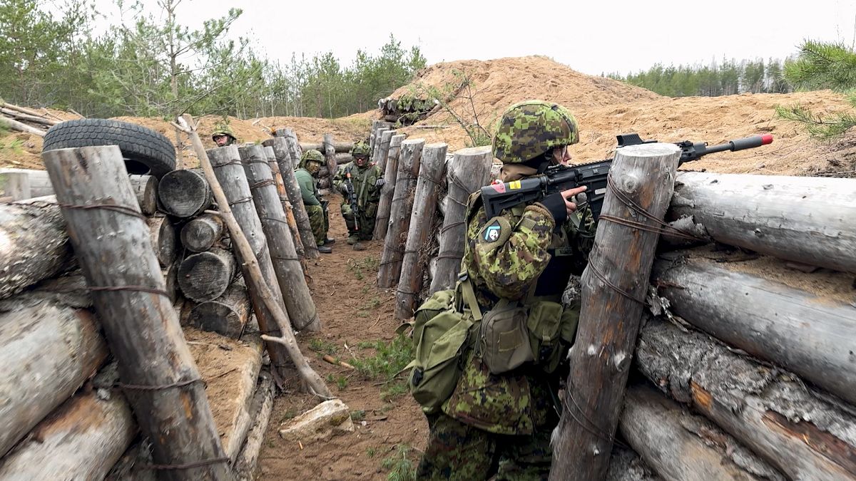"Они хороши стреляют": в Эстонии растет спрос на военную подготовку гражданских 