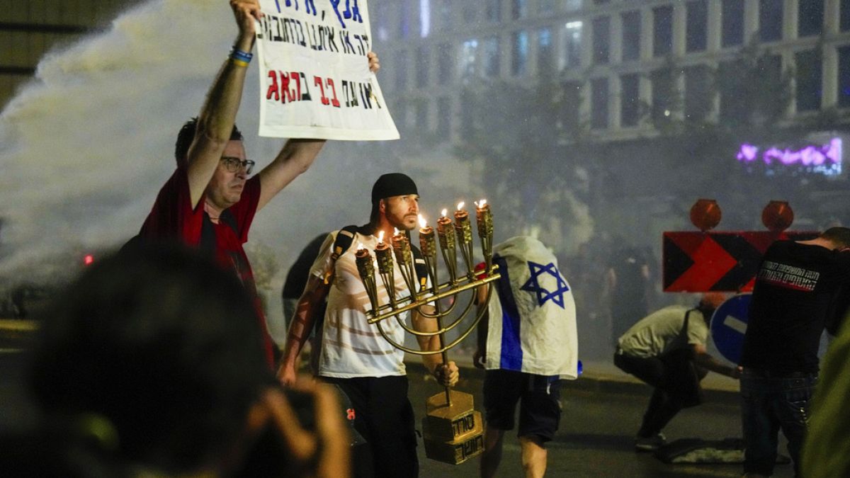 Israeli police break up anti-government protest in Tel Aviv 
