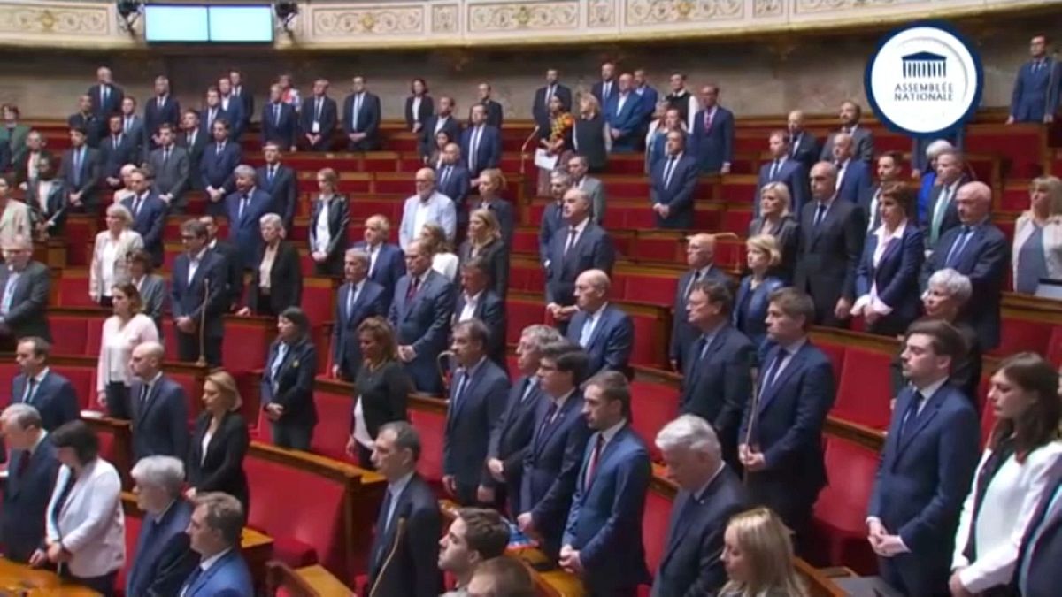 Минута молчания в Национальном собрании Франции памяти погибших сотрудников тюремной службы