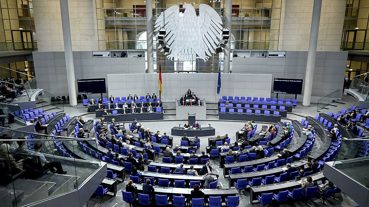 Парламент Германии осуждает политическое насилие 