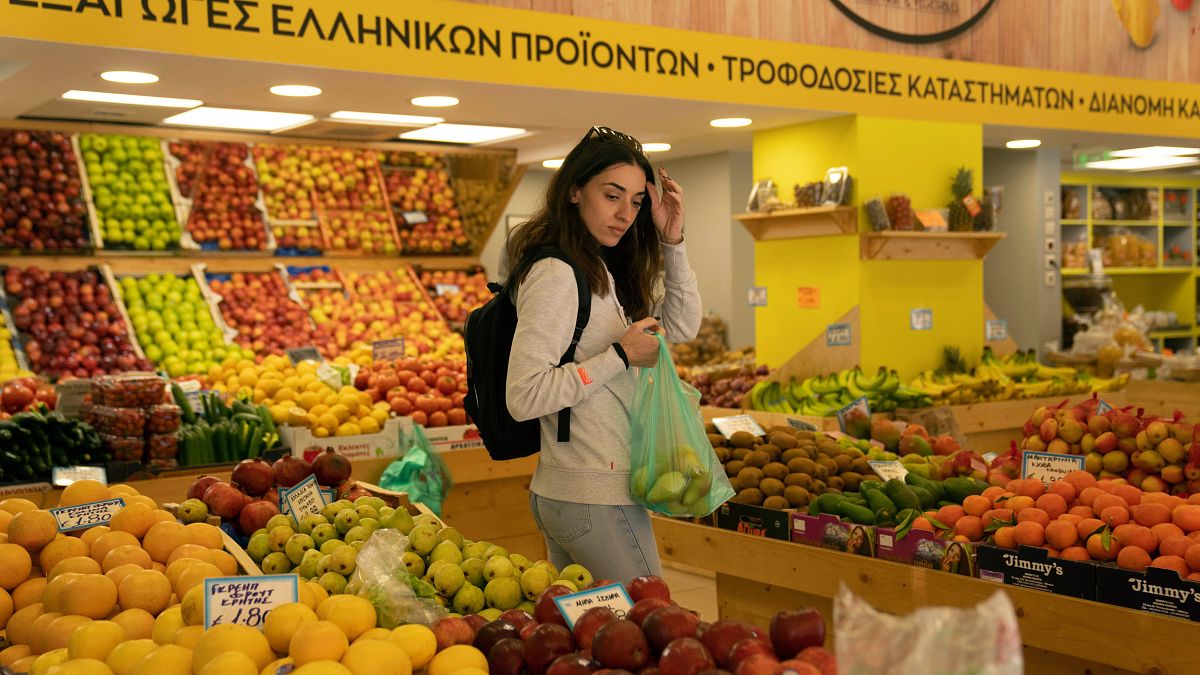 Minimum pay schemes freezing out Europe&rsquo;s youth, says report  