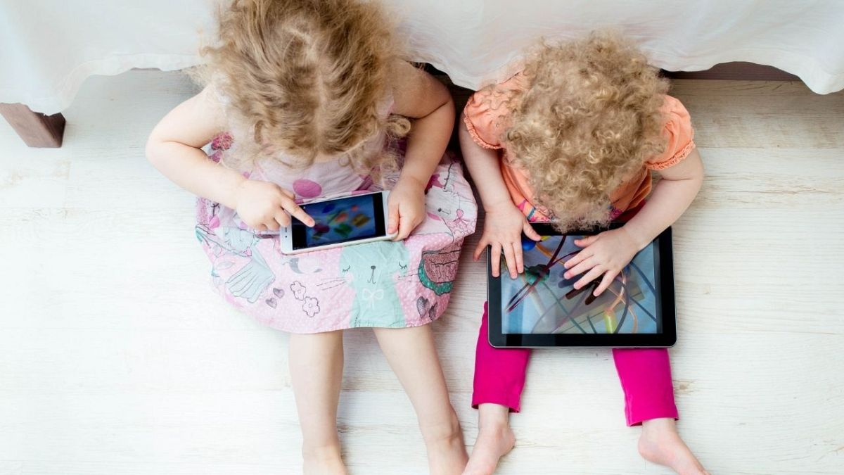 French experts recommend cutting screen time for children under 3 and social media for teens  