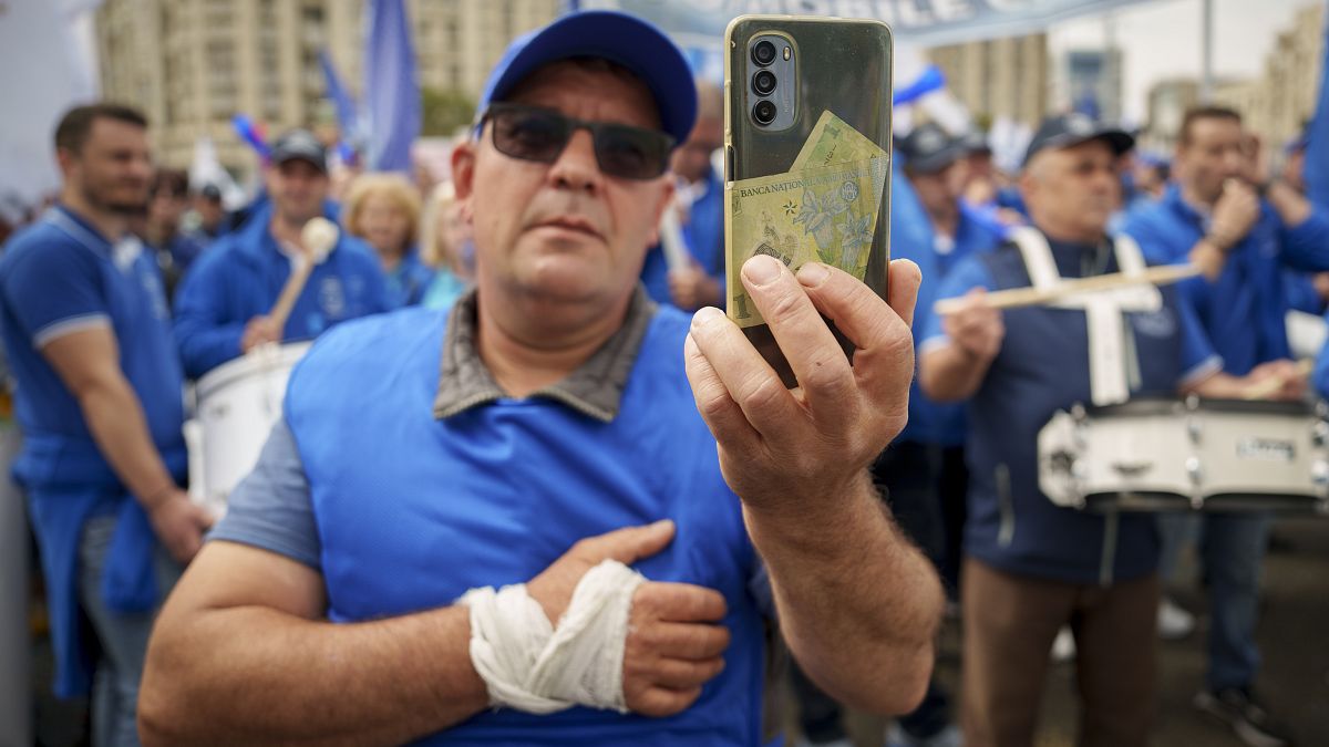 'Overwhelmed' Romanian workers demand lower taxes