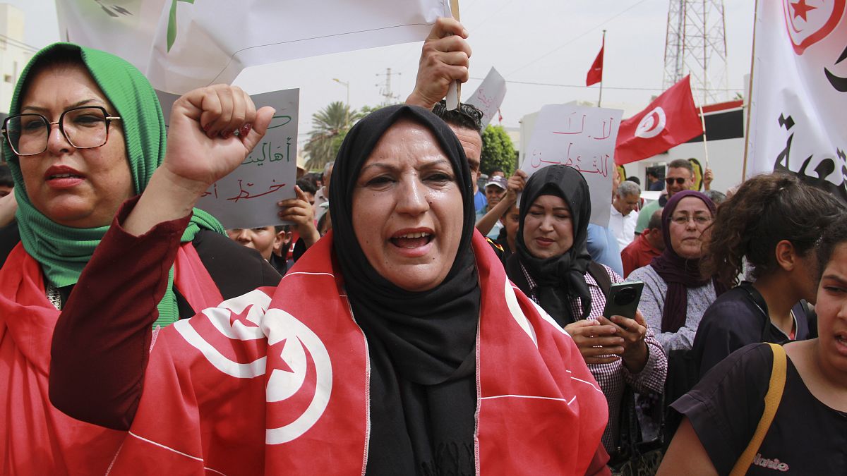 Tunisians protest against rising number of migrants stranded en route to Europe 