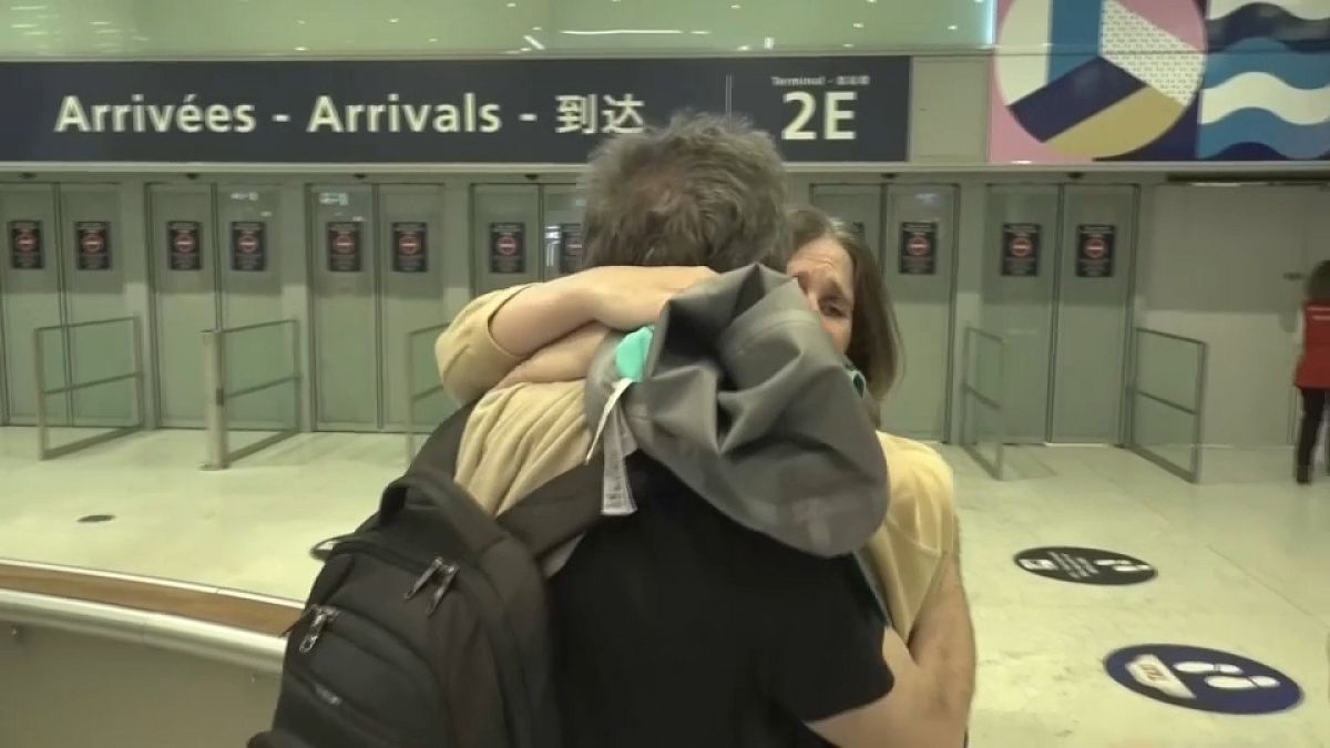 Первые французские туристы возвращаются в Париж из Новой Каледонии 