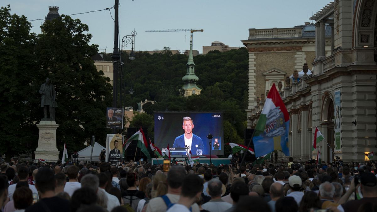 Hungarian TV broadcasts first political debate in 18 years 