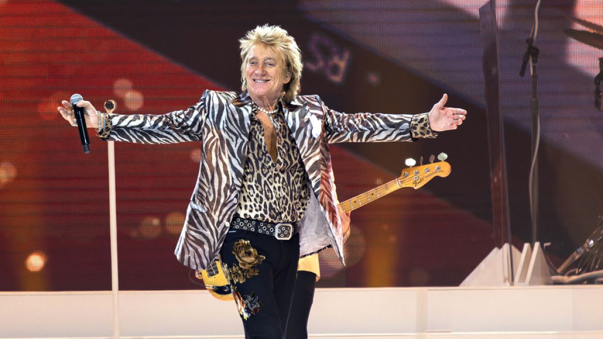 Rod Stewart booed by German crowd for Ukraine support