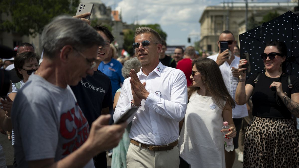 Tens of thousands of Hungarians attend opposition leader's rally 